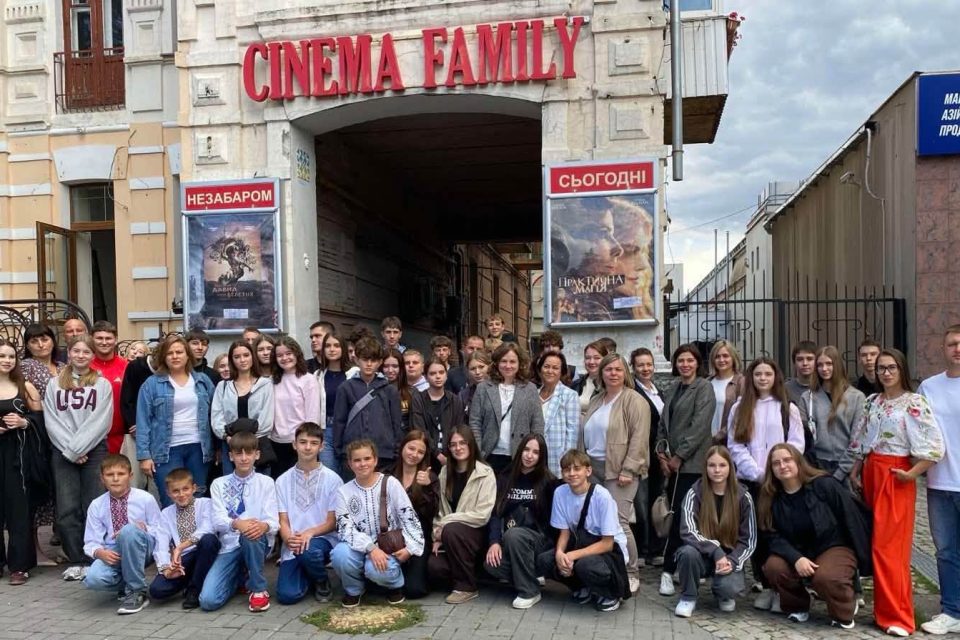 Група школярів і дорослих біля кінотеатру Cinema Family у Вінниці